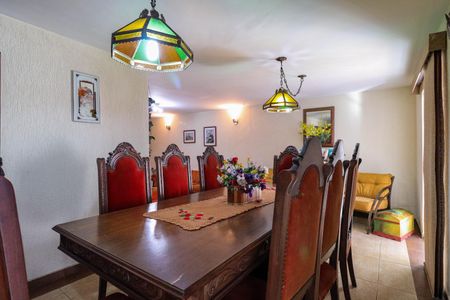 Casa à venda com 310m², 4 quartos e 5 vagasSala