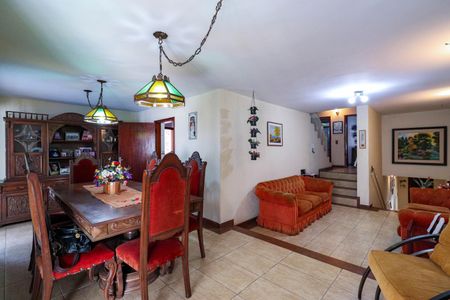 Casa à venda com 310m², 4 quartos e 5 vagasSala