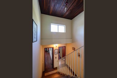 Casa à venda com 310m², 4 quartos e 5 vagasEscada