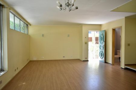 Casa à venda com 223m², 4 quartos e 3 vagas Casa à venda com 223m², 4 quartos e 3 vagasSala