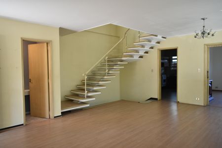 Casa à venda com 223m², 4 quartos e 3 vagas Casa à venda com 223m², 4 quartos e 3 vagasSala