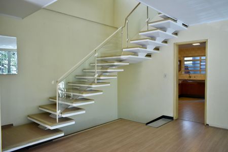 Casa à venda com 223m², 4 quartos e 3 vagas Casa à venda com 223m², 4 quartos e 3 vagasEscadas