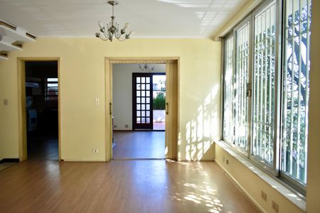 Casa à venda com 223m², 4 quartos e 3 vagas Casa à venda com 223m², 4 quartos e 3 vagasSala