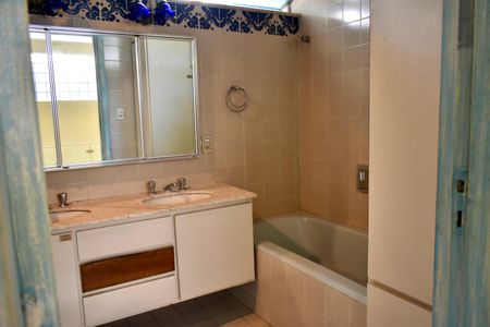 Casa à venda com 223m², 4 quartos e 3 vagas Casa à venda com 223m², 4 quartos e 3 vagasBanheiro Social