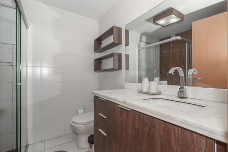 Banheiro de apartamento à venda com 2 quartos, 41m² em Humaitá, Porto Alegre