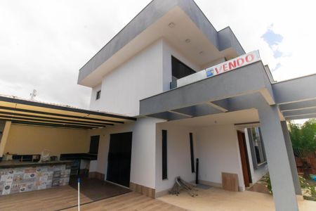 Casa à venda com 185m², 4 quartos e 1 vaga Casa à venda com 185m², 4 quartos e 1 vagaFachada