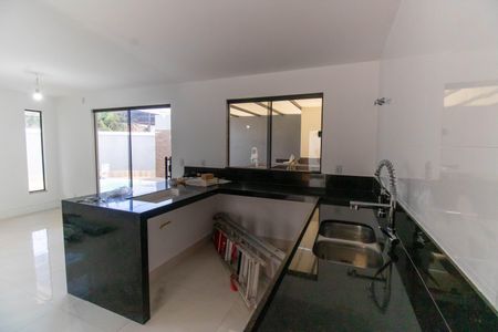Casa à venda com 185m², 4 quartos e 1 vaga Casa à venda com 185m², 4 quartos e 1 vagaCozinha