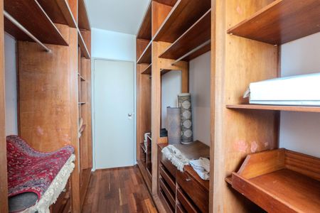 Apartamento à venda com 247m², 4 quartos e 3 vagasCloset da suíte 1