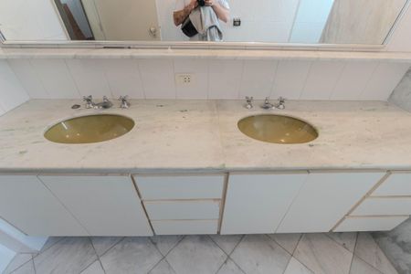 Apartamento à venda com 247m², 4 quartos e 3 vagasBanheiro da Suíte 1