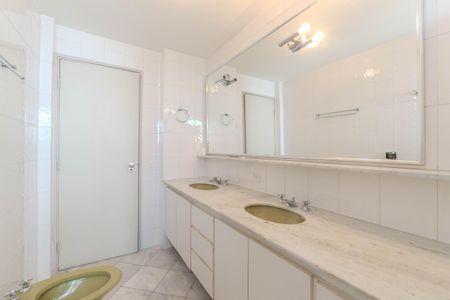 Apartamento à venda com 247m², 4 quartos e 3 vagasBanheiro da Suíte 1