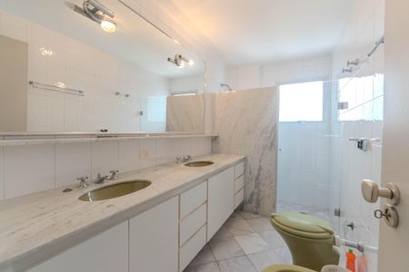 Apartamento à venda com 247m², 4 quartos e 3 vagasBanheiro da Suíte 1