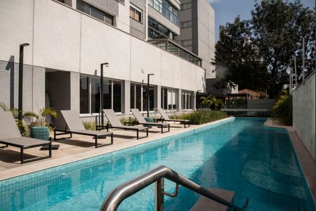 Apartamento à venda com 170m², 3 quartos e 3 vagas Apartamento à venda com 170m², 3 quartos e 3 vagasÁrea comum - Piscina