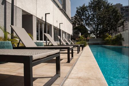 Apartamento à venda com 170m², 3 quartos e 3 vagas Apartamento à venda com 170m², 3 quartos e 3 vagasÁrea comum - Piscina