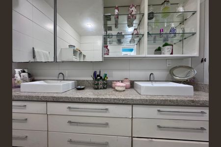 Apartamento à venda com 400m², 5 quartos e 4 vagas Apartamento à venda com 400m², 5 quartos e 4 vagasBanheiro da Suíte 2