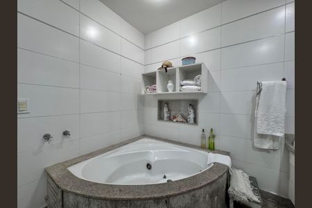 Apartamento à venda com 400m², 5 quartos e 4 vagas Apartamento à venda com 400m², 5 quartos e 4 vagasBanheiro da Suíte 2