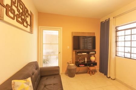 Casa à venda com 250m², 3 quartos e 3 vagas Casa à venda com 250m², 3 quartos e 3 vagasSala