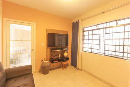 Casa à venda com 250m², 3 quartos e 3 vagas Casa à venda com 250m², 3 quartos e 3 vagasSala