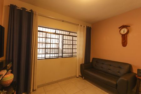 Casa à venda com 250m², 3 quartos e 3 vagas Casa à venda com 250m², 3 quartos e 3 vagasSala