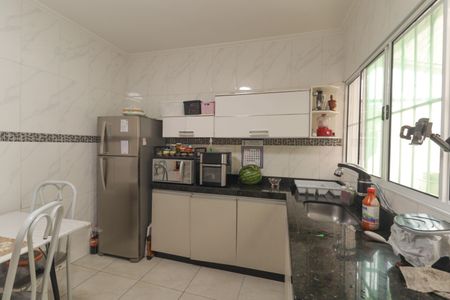 Casa à venda com 250m², 3 quartos e 3 vagas Casa à venda com 250m², 3 quartos e 3 vagasCozinha e Área de Serviço