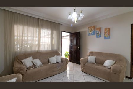 Casa à venda com 250m², 3 quartos e 2 vagasSala