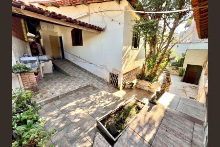 Casa à venda com 479m², 5 quartos e 2 vagas Casa à venda com 479m², 5 quartos e 2 vagasÁrea Externa - Frente