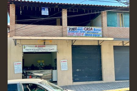 Casa à venda com 479m², 5 quartos e 2 vagas Casa à venda com 479m², 5 quartos e 2 vagasFachada