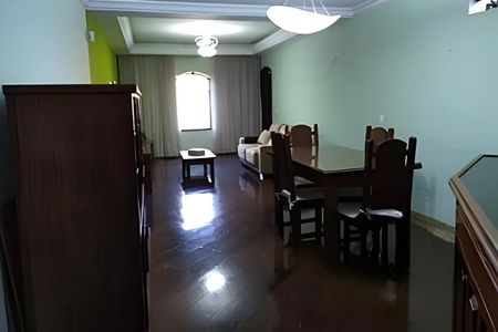 Casa à venda com 300m², 3 quartos e 6 vagas