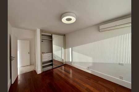 Apartamento à venda com 415m², 4 quartos e 3 vagas Apartamento à venda com 415m², 4 quartos e 3 vagasSuíte 5