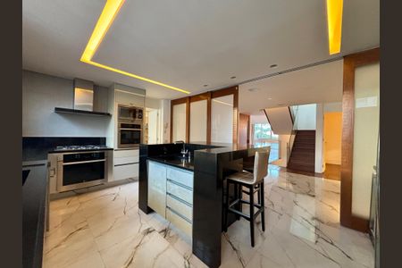 Apartamento à venda com 415m², 4 quartos e 3 vagas Apartamento à venda com 415m², 4 quartos e 3 vagasCozinha americana