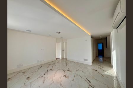 Apartamento à venda com 415m², 4 quartos e 3 vagas Apartamento à venda com 415m², 4 quartos e 3 vagasCorredores