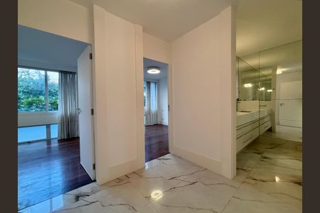 Apartamento à venda com 415m², 4 quartos e 3 vagas Apartamento à venda com 415m², 4 quartos e 3 vagasBanheiro social