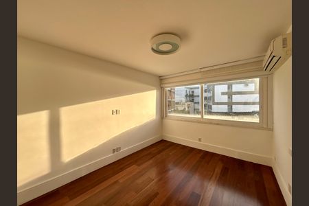 Apartamento à venda com 415m², 4 quartos e 3 vagas Apartamento à venda com 415m², 4 quartos e 3 vagasSuíte 4