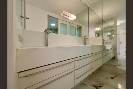 Apartamento à venda com 415m², 4 quartos e 3 vagas Apartamento à venda com 415m², 4 quartos e 3 vagasBanheiro social