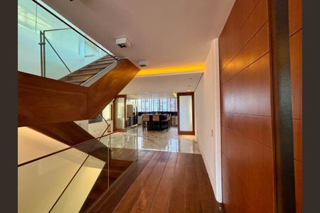 Apartamento à venda com 415m², 4 quartos e 3 vagas Apartamento à venda com 415m², 4 quartos e 3 vagasCorredores