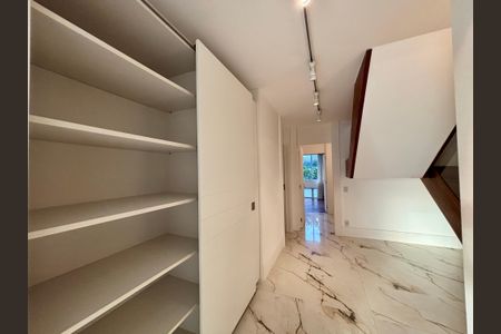 Apartamento à venda com 415m², 4 quartos e 3 vagas Apartamento à venda com 415m², 4 quartos e 3 vagasCorredores