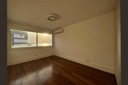 Apartamento à venda com 415m², 4 quartos e 3 vagas Apartamento à venda com 415m², 4 quartos e 3 vagasSuíte 4