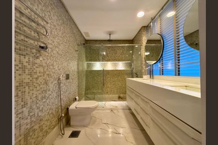 Apartamento à venda com 415m², 4 quartos e 3 vagas Apartamento à venda com 415m², 4 quartos e 3 vagasBanheiro da Suíte 3