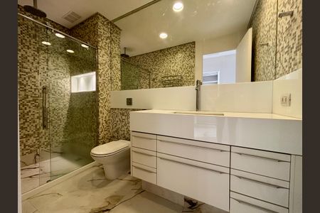 Apartamento à venda com 415m², 4 quartos e 3 vagas Apartamento à venda com 415m², 4 quartos e 3 vagasBanheiro da Suíte 5