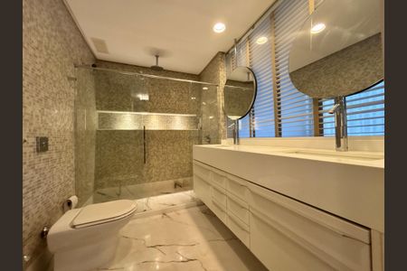 Apartamento à venda com 415m², 4 quartos e 3 vagas Apartamento à venda com 415m², 4 quartos e 3 vagasBanheiro da Suíte 3