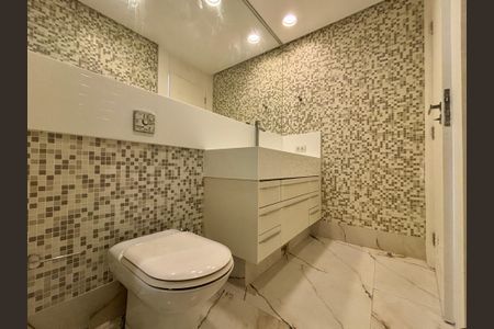 Apartamento à venda com 415m², 4 quartos e 3 vagas Apartamento à venda com 415m², 4 quartos e 3 vagasBanheiro da Suíte 5