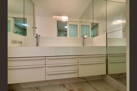 Apartamento à venda com 415m², 4 quartos e 3 vagas Apartamento à venda com 415m², 4 quartos e 3 vagasBanheiro social