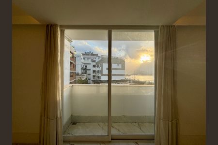 Apartamento à venda com 415m², 4 quartos e 3 vagas Apartamento à venda com 415m², 4 quartos e 3 vagasCorredores - varanda com vista para a Lagoa