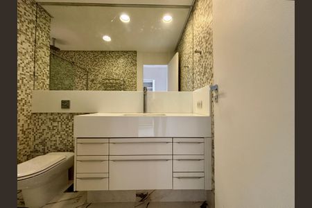 Apartamento à venda com 415m², 4 quartos e 3 vagas Apartamento à venda com 415m², 4 quartos e 3 vagasBanheiro da Suíte 5