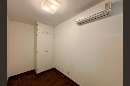 Apartamento à venda com 415m², 4 quartos e 3 vagas Apartamento à venda com 415m², 4 quartos e 3 vagasQuarto de Serviço 2