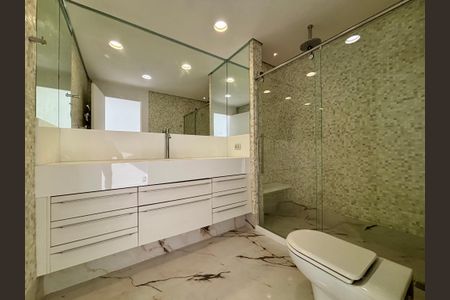 Apartamento à venda com 415m², 4 quartos e 3 vagas Apartamento à venda com 415m², 4 quartos e 3 vagasBanheiro da Suíte 4