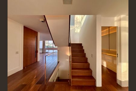 Apartamento à venda com 415m², 4 quartos e 3 vagas Apartamento à venda com 415m², 4 quartos e 3 vagasCorredores e escadas