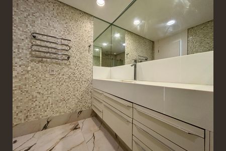 Apartamento à venda com 415m², 4 quartos e 3 vagas Apartamento à venda com 415m², 4 quartos e 3 vagasBanheiro da Suíte 4
