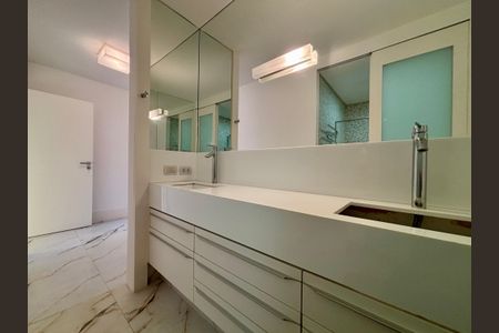 Apartamento à venda com 415m², 4 quartos e 3 vagas Apartamento à venda com 415m², 4 quartos e 3 vagasBanheiro social