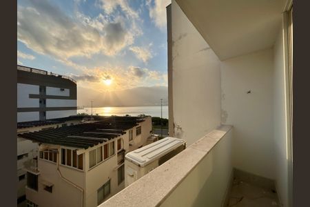 Apartamento à venda com 415m², 4 quartos e 3 vagas Apartamento à venda com 415m², 4 quartos e 3 vagasCorredores - varanda com vista para a Lagoa