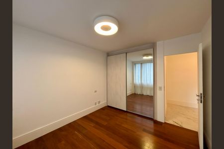 Apartamento à venda com 415m², 4 quartos e 3 vagas Apartamento à venda com 415m², 4 quartos e 3 vagasQuarto 2